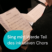 Personen halten Notenblätter mit Musikstücken in der Hand beim Singen