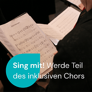 Personen halten Notenblätter mit Musikstücken in der Hand beim Singen