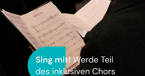 Personen halten Notenblätter mit Musikstücken in der Hand beim Singen