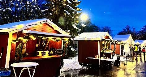 Ein Weihnachtsstand mit Dekoration und geschmücktem Baum.